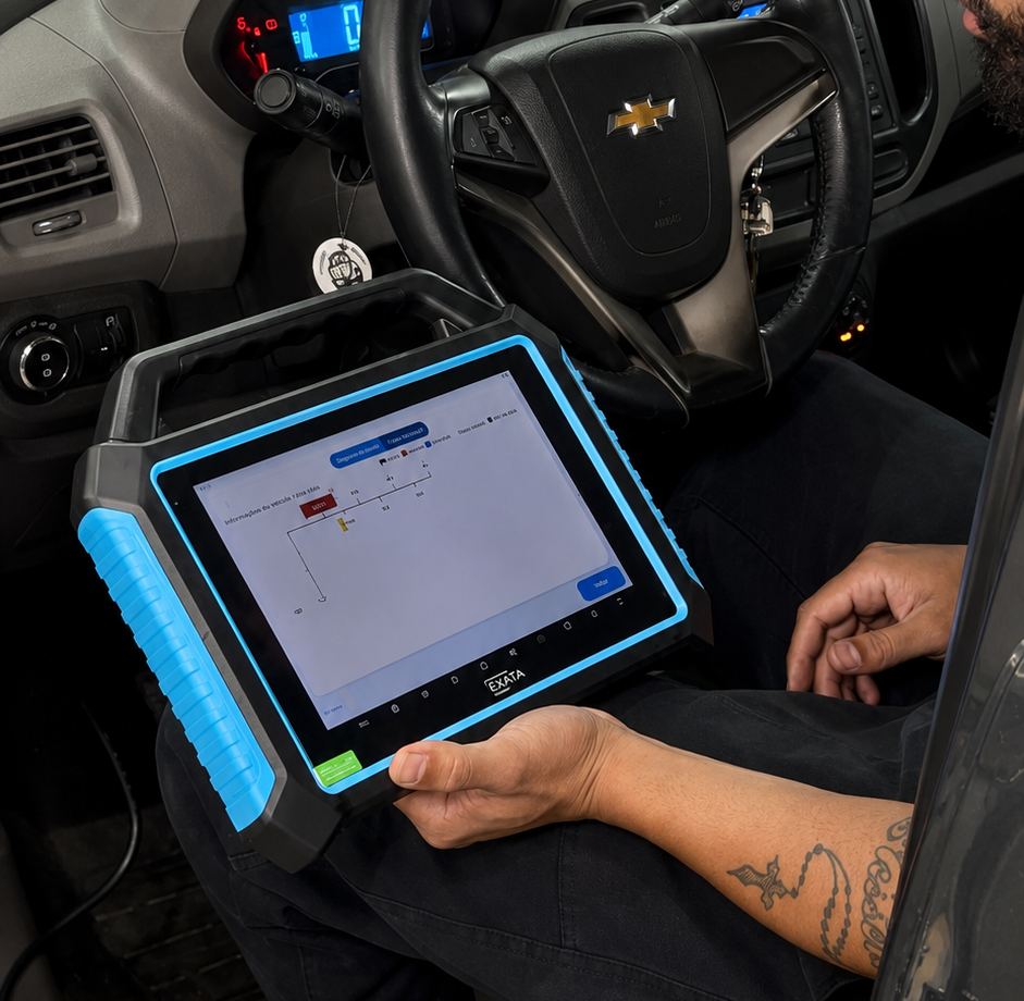 Mecânico fazendo diagnóstico com scanner automotivo dentro do carro