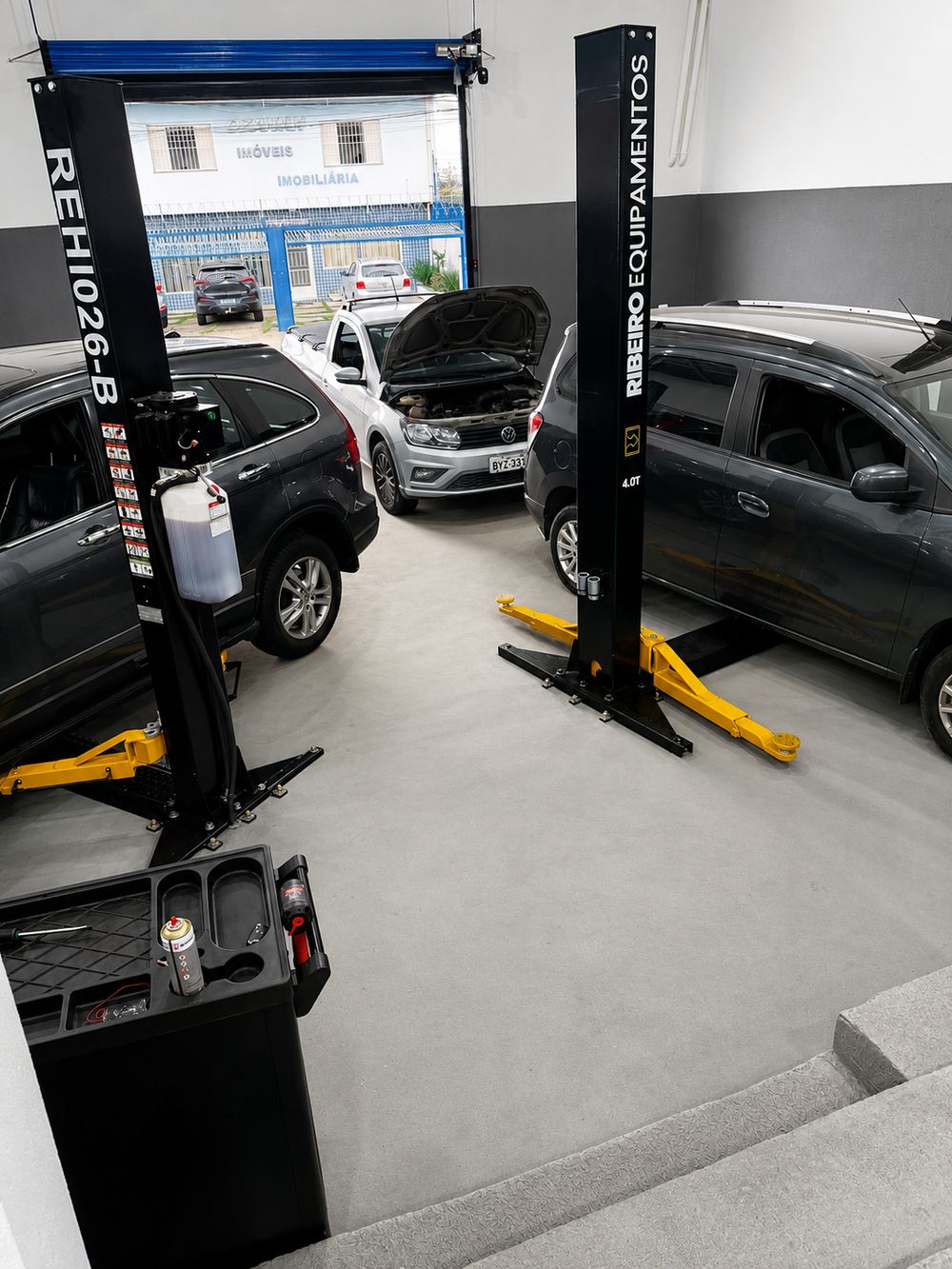 Carros nacionais em manutenção nos elevadores da 0KM