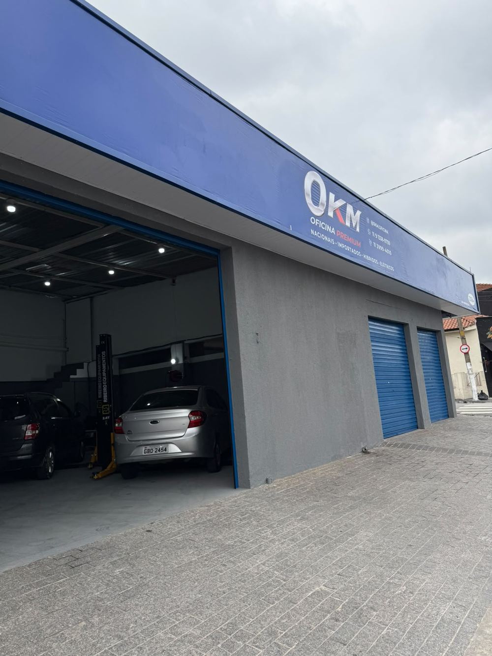 Entrada da oficina com carros sendo atendidos